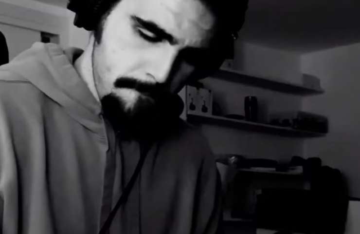 Ignazio Boschetto in una stanza di casa sua