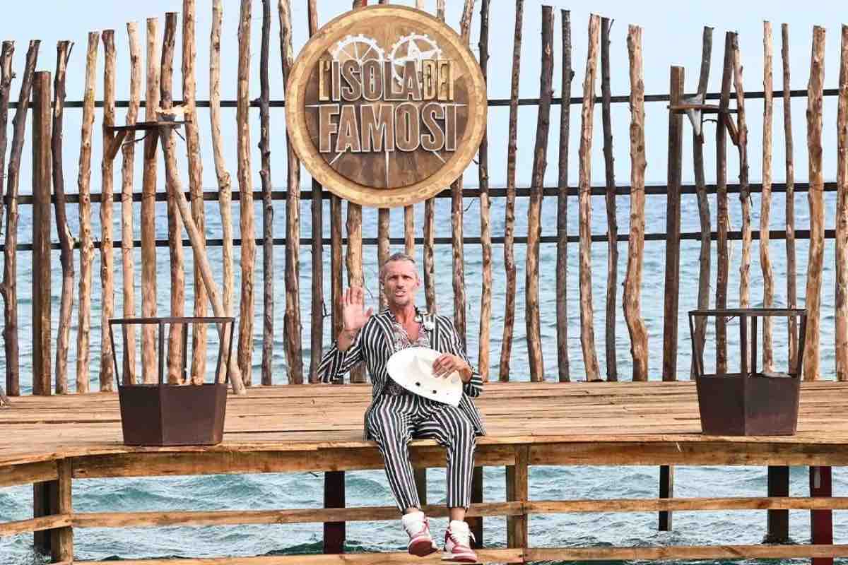 inviato dell'sola dei famosi cast