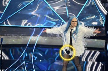 Sanremo 2024, la borsetta di Loredana Bertè sorprende: a cosa le serve e cosa contiene