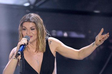 “Ti ho sognato tante volte .. “ Alessandra amoroso, minigonna in pelle, qualcosa di divino FOTO