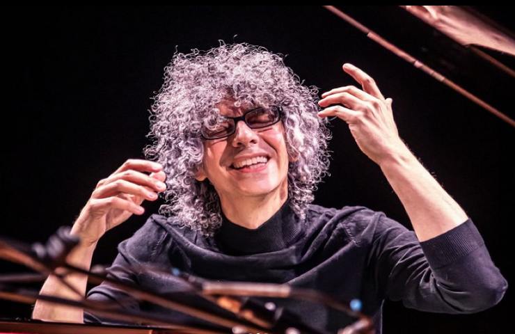 Giovanni Allevi durante una delle date del "Piano solo tour" 2024.