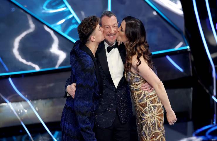 Amadeus con la famiglia a Sanremo. Amadeus con la famiglia a Sanremo.