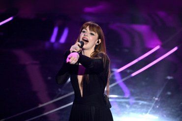 Annalisa in lacrime con il viso tra le mani, un momento indelebile – VIDEO