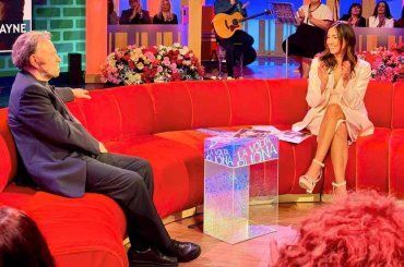 Caterina Balivo e il suo tailleur rosa. Ecco il look che tutte vogliono imitare