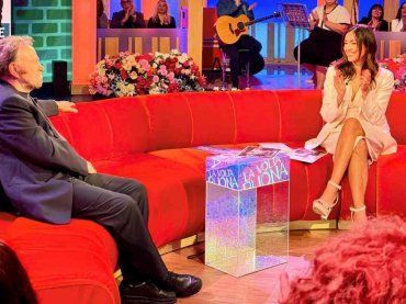 Caterina Balivo e il suo tailleur rosa. Ecco il look che tutte vogliono imitare