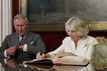 Camilla abbandona Carlo, troppe responsabilità sulle sue spalle: dov’é volata la regina consorte