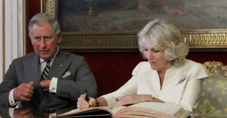 Camilla abbandona Carlo, troppe responsabilità sulle sue spalle: dov’é volata la regina consorte