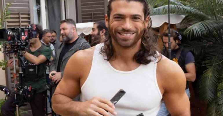 Can Yaman, look stravolto. L’attore turco è irriconoscibile, una trasformazione che lascia a bocca aperta – VIDEO