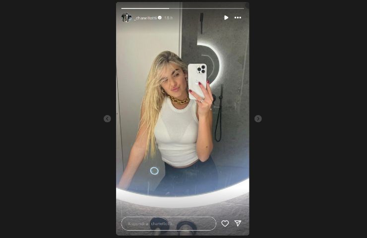 Chanel Totti in un selfie allo specchio.
