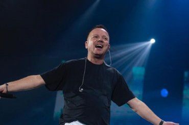 Gigi D’Alessio sorprende tutti e annuncia se il bimbo in arrivo sarà femmina o maschio