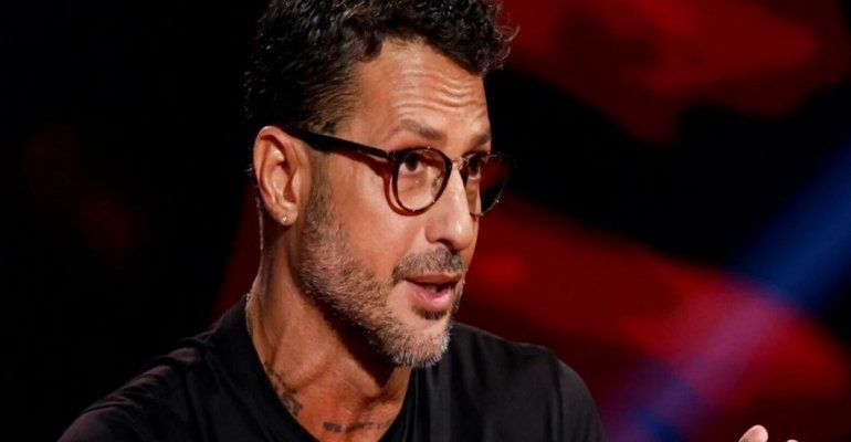 “Erano in 30, mi hanno distrutto casa”, Fabrizio Corona attimi di terrore: il racconto sconvolgente