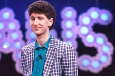 In foto un semplice ragazzo, oggi un uomo di successo | Lo riconoscete? E’ famosissimo