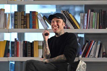 Fedez alla ricerca del letto perfetto per Leone e Vittoria, il commento ironico del rapper mentre arreda la casa nuova