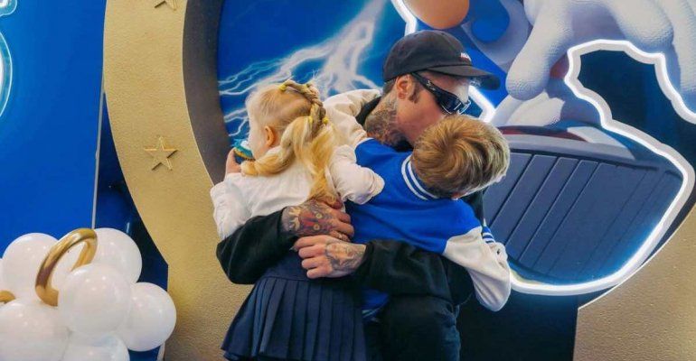 Il gesto inaspettato di Fedez per la festa del papà. Scopri cosa ha sorpreso i fan del rapper 