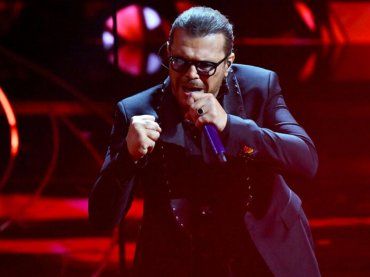 Gianluca Grignani si sente male durante un esibizione, attimi di terrore per il noto cantante