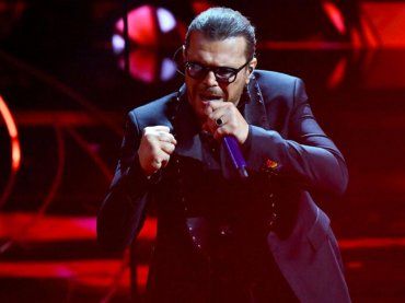 Gianluca Grignani si sente male durante un esibizione, attimi di terrore per il noto cantante