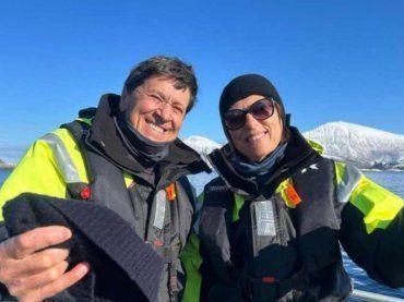 Gianni Morandi in Norvegia si tiene caldo con la sua Anna, ma nasconde un segreto inconfessabile – FOTO