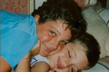 Questo bambino abbracciato al fratello oggi è un cantante famosissimo. Lo avete riconosciuto? – FOTO