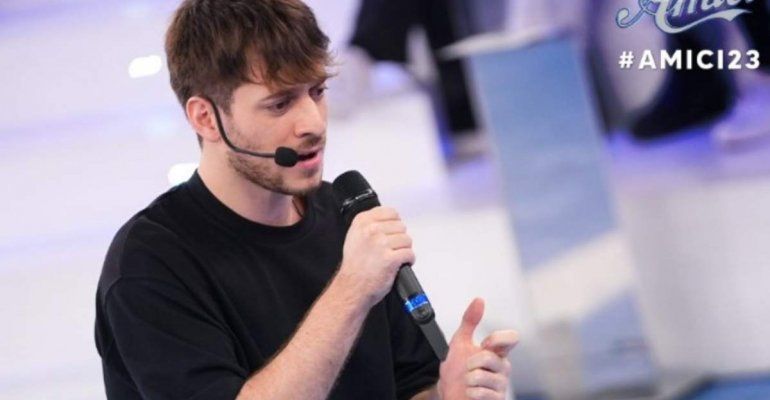 Amici, la madre di Holden è bellissima: un incanto – FOTO