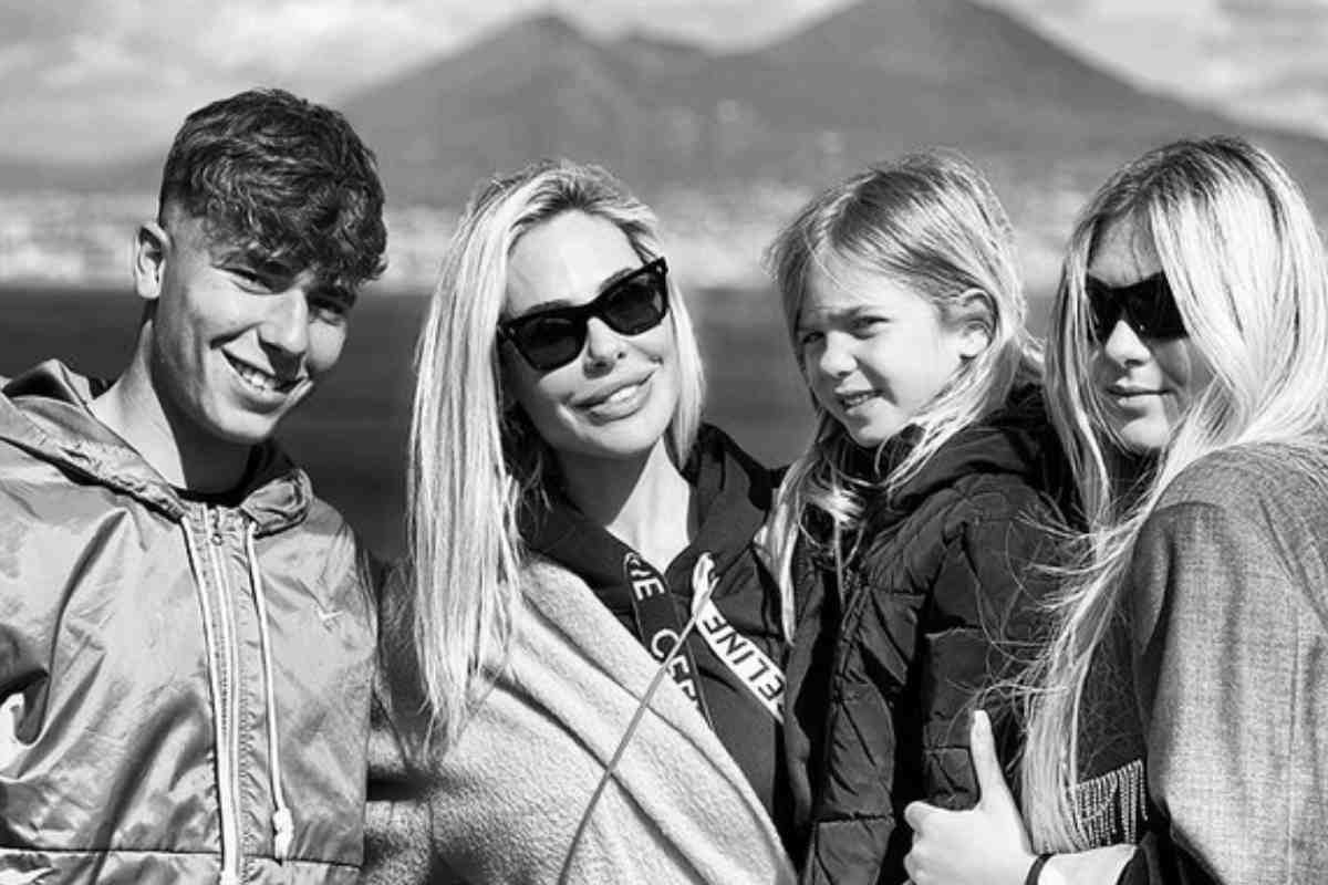 Ilary Blasi con i figli Christian, Chanel e Isabel.