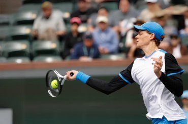 Sinner a Indian Wells sotto l’ombrello con lei, ecco con chi ha parlato il tennista altoatesino