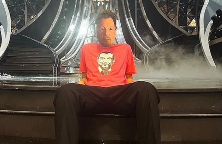 José Sebastiani sul palco dell'Ariston con la maschera del papà Amadeus. José Sebastiani sul palco dell'Ariston con la maschera del papà Amadeus.