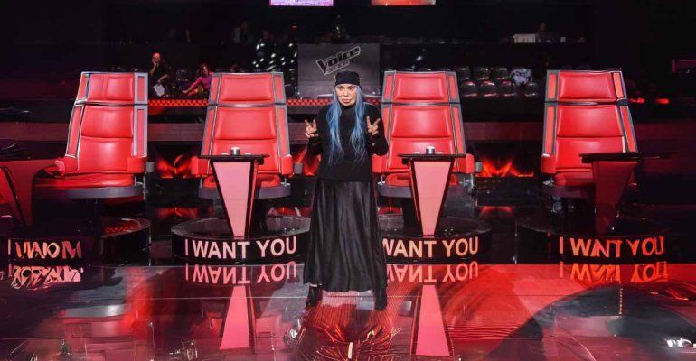 Il misterioso libro rosso di Loredana Bertè, anche Antonella Clerici e curiosa. Cosa ci nasconde la cantante? 