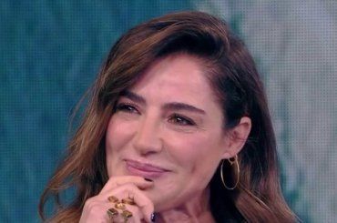 Luisa Ranieri più bella che mai e dallo sguardo sognante, ma dov’è Zingaretti?