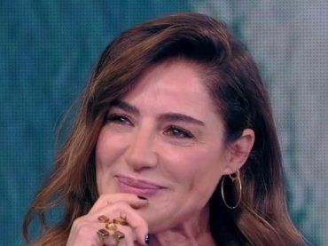 Luisa Ranieri più bella che mai e dallo sguardo sognante, ma dov’è Zingaretti?