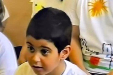 Ieri un bambino timido e impacciato, oggi cantante vincitore di Sanremo. Chi è? – FOTO