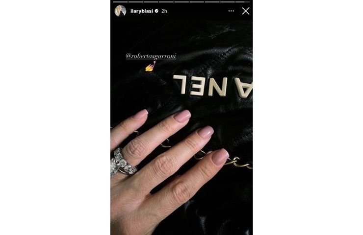 Manicure Ilary Blasi impeccabile