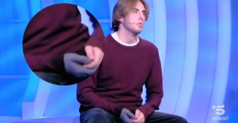 C’è Posta per Te, tutti hanno notato la mano di Manuel, perché è cosi? Il motivo