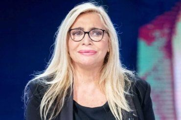 “Mara Venier, le mani verso il cielo. Ciao amico mio” poi le lacrime. Il lutto in Rai