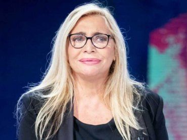 “Mara Venier, le mani verso il cielo. Ciao amico mio” poi le lacrime. Il lutto in Rai