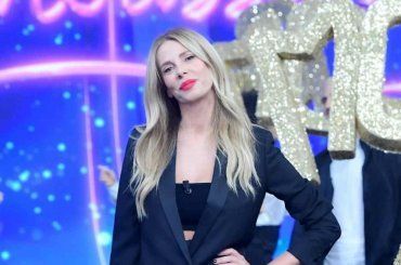 Alessia Marcuzzi entusiasta per l’outfit, ma i fan la ‘bacchettano’ senza pietà – VIDEO