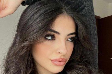 Simpatica ‘stalker’ diventa famosa sui social: l’amica svela il nome