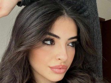 Simpatica ‘stalker’ diventa famosa sui social: l’amica svela il nome