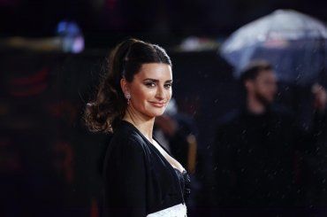Penelope Cruz svela il segreto della vera bellezza, il corto con Brad Pitt che sfida gli schemi