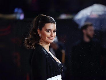 Penelope Cruz svela il segreto della vera bellezza, il corto con Brad Pitt che sfida gli schemi
