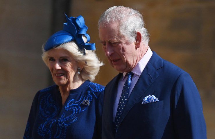 Re Carlo e Camilla crisi a palazzo
