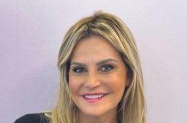 Simona Ventura fa discutere : il suo look a 360 gradi non convince tutti. I commenti