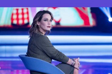 Sonia Bruganelli si mostra nella vasca da bagno..chissà cosa pensa Paolo Bonolis..