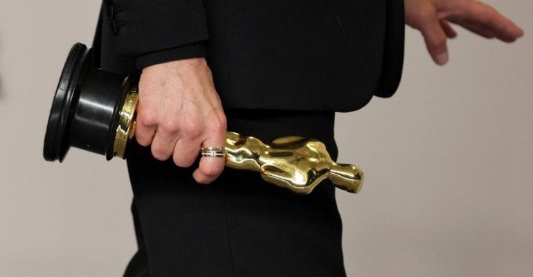 Solidarietà per Gaza, Mark Ruffalo e Billie Eilish lanciano un appello: spilla rossa agli Oscar