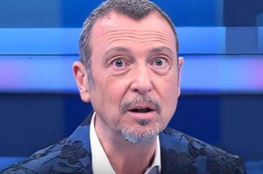 Affari tuoi, il racconto della concorrente commuove tutto lo studio, Amadeus compreso – VIDEO