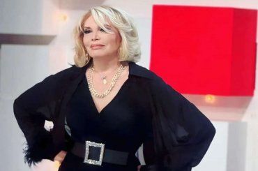 “Vorrei avere solo un millesimo della tua ironia”, tutti pazzi per Amanda Lear
