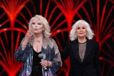 Loretta Goggi ospita Amanda Lear, racconti esclusivi e frecciatine