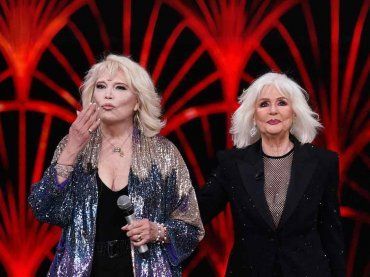 Loretta Goggi ospita Amanda Lear, racconti esclusivi e frecciatine