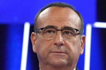 Carlo Conti costretto a fermarsi, interrotto i Migliori Anni. Il motivo è drammatico