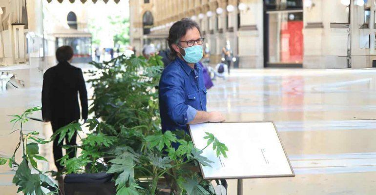 Il famoso uovo di Cracco, lo mangia e poi ne svela il prezzo: “Ecco quanto spende una sola persona”