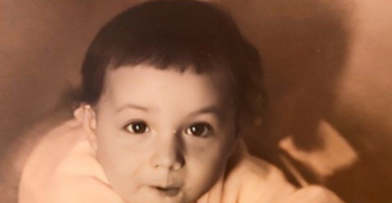 Ieri bimba tenerissima, oggi temutissimo personaggio televisivo. Chi è?